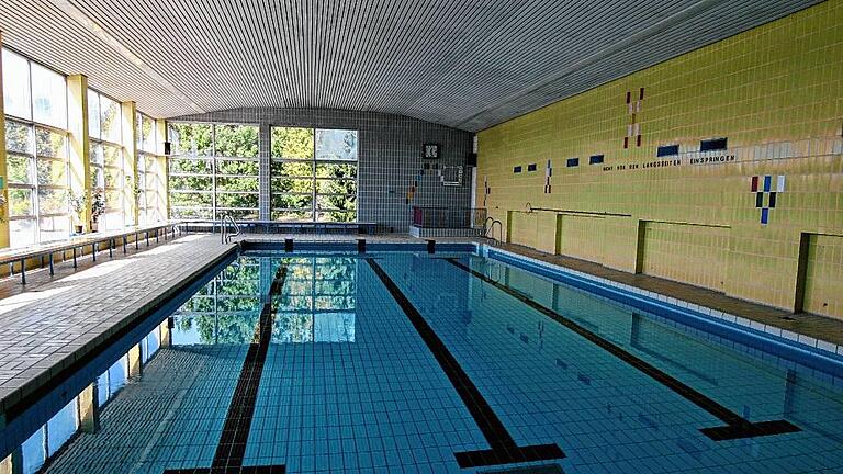 SEPTEMBER: Der Triefensteiner Gemeinderat beschließt, das marode Hallenbad in Lengfurt zum 31. Dezember zu schließen. Für eine dringend nötige Sanierung fehlt der mit fünf Millionen Euro verschuldeten Gemeinde das Geld. Eine Bürgergemeinschaft setzt sich dennoch für einen Erhalt des Bades ein. SEPTEMBER: Der Triefensteiner Gemeinderat beschließt, das marode Hallenbad in Lengfurt zum 31. Dezember zu schließen. Für eine dringend nötige Sanierung fehlt der mit fünf Millionen Euro verschuldeten Gemeinde das Geld. Eine Bürgergemeinschaft setzt sich dennoch für einen Erhalt des Bades ein.