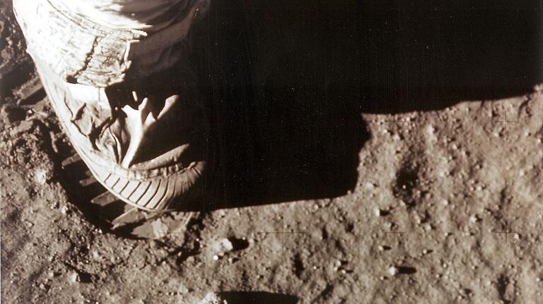 Am 21. Juli um 3.56 Uhr mitteleuropäischer Zeit betrat Neil Armstrong als erster Mensch den Mond. Am 21. Juli um 3.56 Uhr mitteleuropäischer Zeit betrat Neil Armstrong als erster Mensch den Mond. 