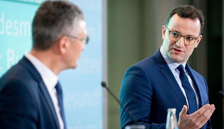 Jens Spahn (CDU), Bundesminister für Gesundheit, und Lothar Wieler (links), Präsident des Robert Koch-Instituts, äußern sich zum ersten Coronavirus-Fall in Deutschland.