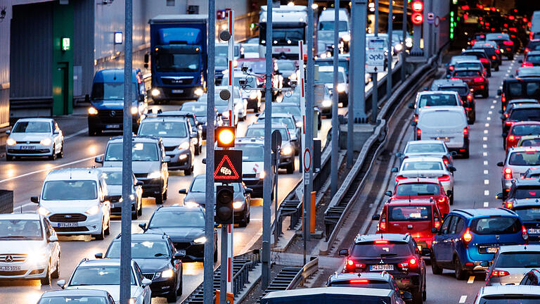 KINA - Leiser und klimafreundlicher Auto fahren.jpeg       -  In Deutschland werden immer mehr E-Autos verkauft. Trotzdem wehrt sich die Bundesregierung gegen das Aus für den Verbrennungsmotor.