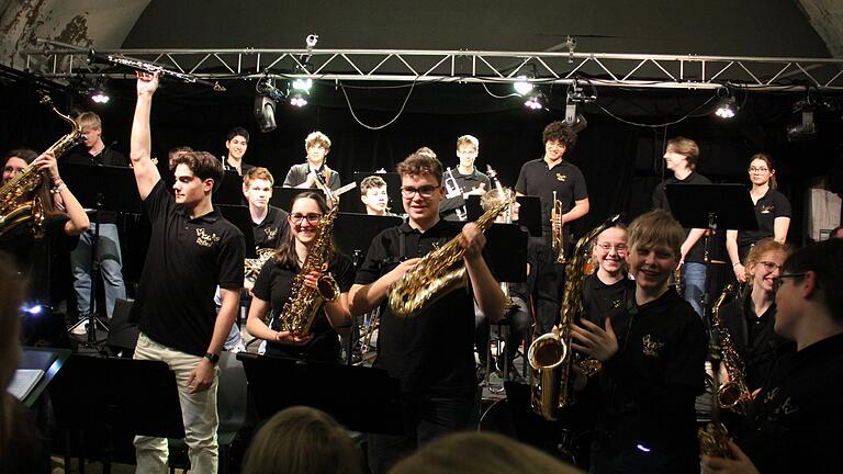 Die Bigband vom Matthias-Grünewald-Gymnasium unter Leitung von Thomas Buffy ist das offizielle bayerische Schulensemble und vertritt das Bundesland bei den Begegnungskonzerten.