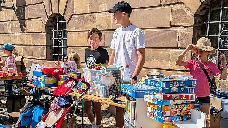 Kinderflohmarkt Bad Kissingen       -  Der große Bruder half seinen jüngeren Geschwistern beim Verkaufen.