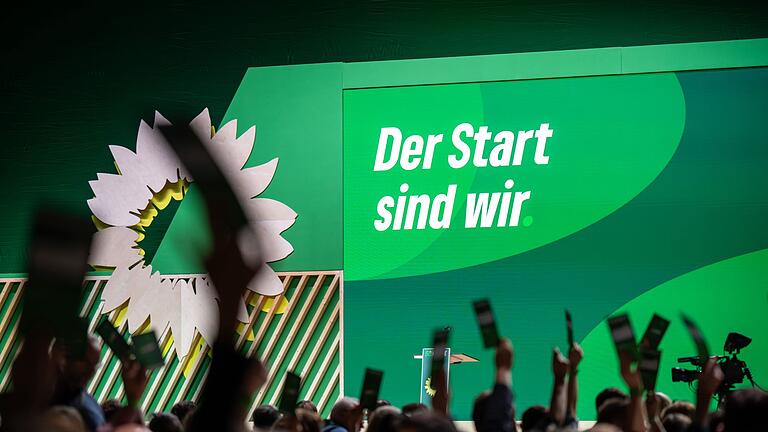 Bundesdelegiertenkonferenz der Grünen       -  &bdquo;Der Start sind wir&rdquo; - unter diesem Motto stimmen sich die Grünen auf den anstehenden Bundestagswahlkampf ein.