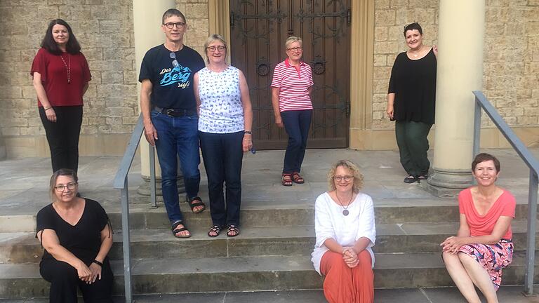 Die Macher des des Welt-Ladens Haßfurt: Margot Weigand (von links), Sonja Geus, Franz-Josef und Michaela Selig, Ortrud Reiman, Heidrun Kirste-Schiffler, Heike Paul-Scheuring und Simone Straßner.