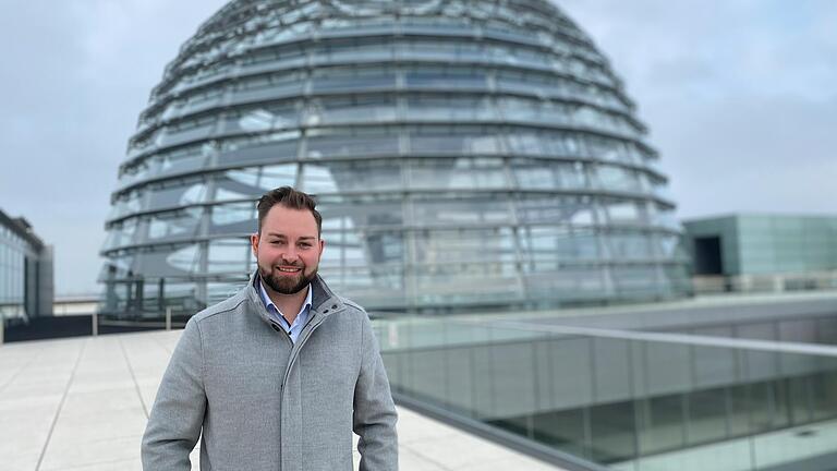 Der Schonunger Bundestagsabgeordnete Markus Hümpfer (SPD) vor der Reichstagskuppel in Berlin. Erst am Morgen nach der Bundestagswahl erfuhr der 29-Jährige, dass er überraschend&nbsp;in den Bundestag einziehen wird.