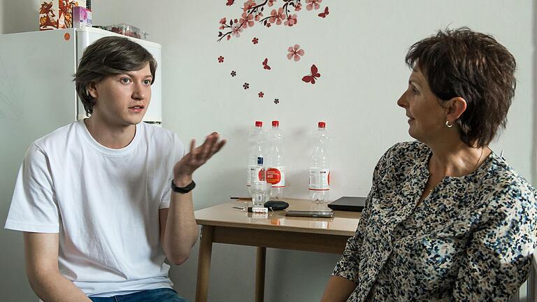 Alexej Schwarz im Gespräch in seinem Zimmer im Übergangswohnheim in Schweinfurt. Rechts Dolmetscherin Kornelia Schistka-Streck.