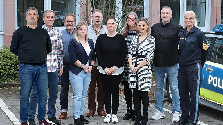 Die neun Frauen und Männer, die die SIWA-Ausbildung mit Polizeioberkommissarin Miriam Wagner (rechts) absolviert haben. Die neun Frauen und Männer, die die SIWA-Ausbildung mit Polizeioberkommissarin Miriam Wagner (rechts) absolviert haben.
