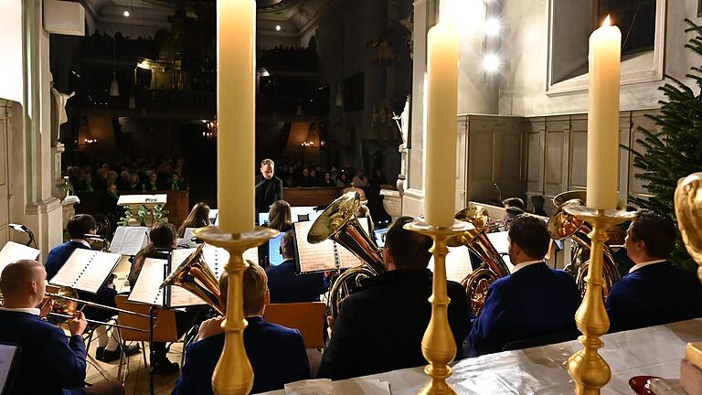 Der Musikverein Wipfeld beim Adventskonzert in der Kirche St. Johannes der Täufer.
