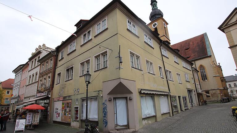 Ist es nicht bedauerlich, dass der 'Dietz' am Kitzinger Marktplatz schon so lange leer steht?