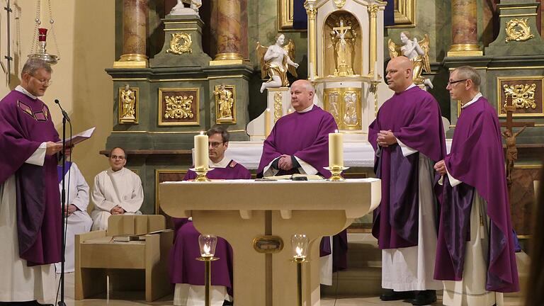 Aus den Händen von Generalvikar Jürgen Vorndran (links)  erhielten (von rechts)&nbsp;Christian Lutz, Manuel Vetter sowie Jaroslaw Woch ihre Ernennungsurkunden als Teampfarrer, wobei Pfarrer Christian Lutz die Moderation für die kommenden sechs Jahre übernimmt.