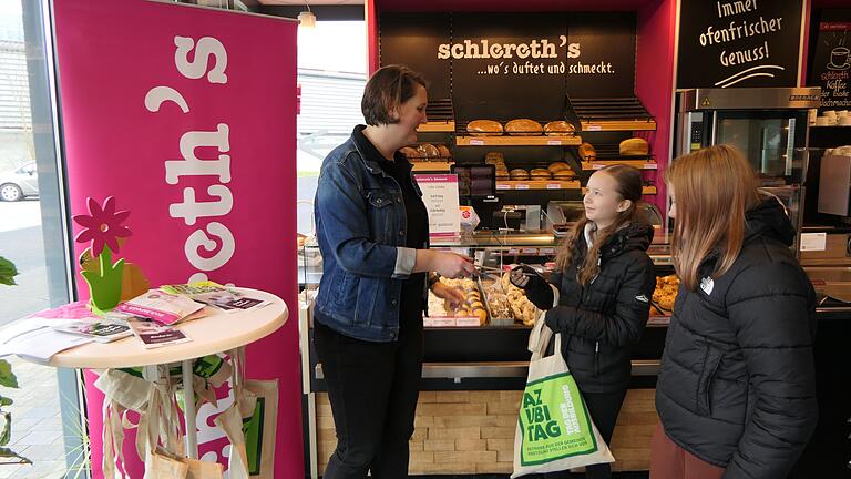 Die Schülerin Ella-Maria Heim (hinten rechts) besuchte einige Betriebe und sammelte auch bei Julia Schlereth (links) von der gleichnamigen Bäckerei Informationsmaterial zu den Ausbildungsberufen.