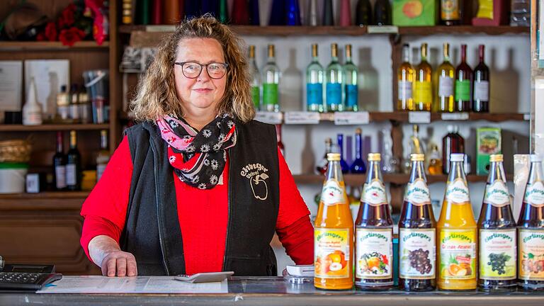 Im hofeigenen Verkaufsraum bediente Marion Ehrlinger die Kundinnen und Kunden der Obstkelterei. Im hofeigenen Verkaufsraum bediente Marion Ehrlinger die Kundinnen und Kunden der Obstkelterei.