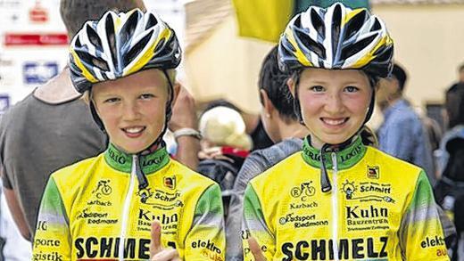 Daumen hoch: Jan und Linda Riedmann, die das Rennen der U-11 für sich entschied.