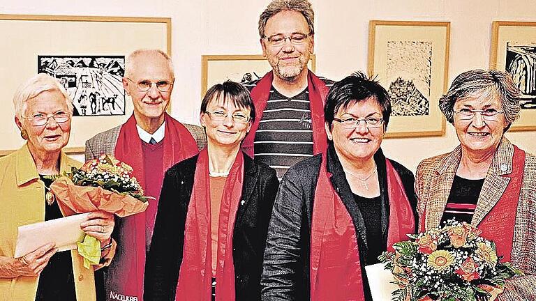 Abschied und Neubeginn: Die Würzburger Nagelkreuzgemeinschaft verabschiedete die bisherigen Vorstandsmitglieder Barbara Müller-Speer und Johanna Falk (von links, mit Blumen). Im neuen Leitungskreis sind (von links): Erik Soder von Güldenstubbe, Elisabeth Peper, Wigbert Baumann und Elisabeth Nikolai.