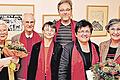 Abschied und Neubeginn: Die Würzburger Nagelkreuzgemeinschaft verabschiedete die bisherigen Vorstandsmitglieder Barbara Müller-Speer und Johanna Falk (von links, mit Blumen). Im neuen Leitungskreis sind (von links): Erik Soder von Güldenstubbe, Elisabeth Peper, Wigbert Baumann und Elisabeth Nikolai.