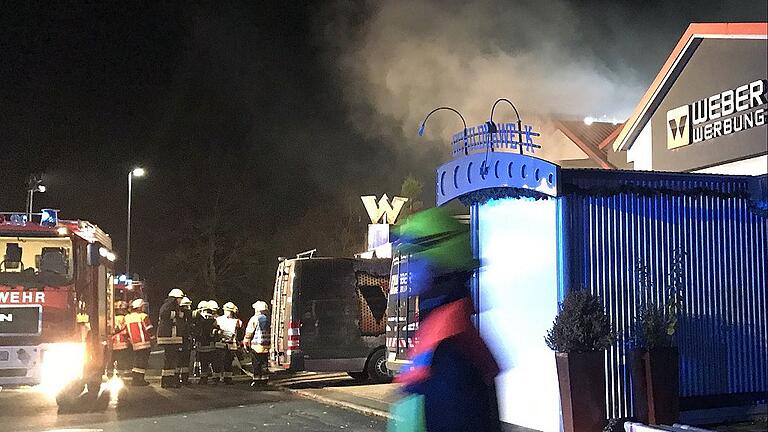 Großeinsatz in Partenstein: Am 7. November 2017 geriet die Lagerhalle bei Weber Werbung in Partenstein in Brand.