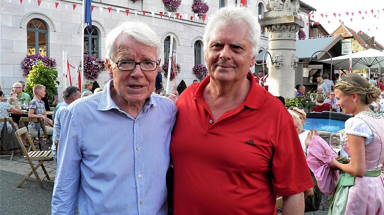 Walter Braun mit dem Präsidenten des Bundesligisten Borussia Dortmund sowie 1. Vizepräsidenten des DFB, Reinhard Rauball (links), beim Straßenweinfest in Sommerach. Walter Braun mit dem Präsidenten des Bundesligisten Borussia Dortmund sowie 1. Vizepräsidenten des DFB, Reinhard Rauball (links), beim Straßenweinfest in Sommerach.