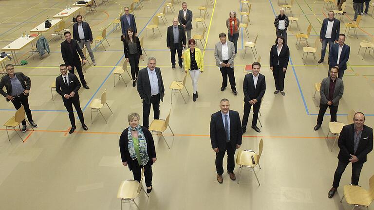 Das Bild zeigt den neuen Volkacher Stadtrat inklusive (vorne von links) 3. Bürgermeisterin Gerlinde Martin (CSU), Bürgermeister Heiko Bäuerlein (CSU) und 2. Bürgermeister Udo Gebert nach der konstituierenden Sitzung in der Mainschleifenhalle.