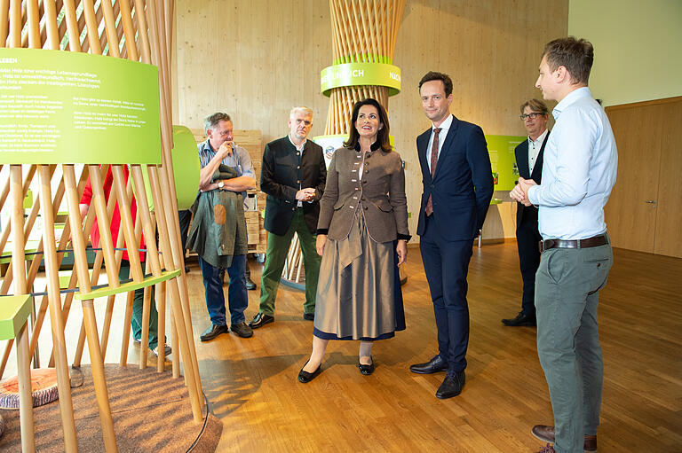 Forstministerin Michaela Kaniber besuchte das Steigerwald-Zentrum in Handthal. Der forstliche Leiter des Nachhaltigkeitszentrums, Louis Kalikstein (rechts), führte durch das Haus.