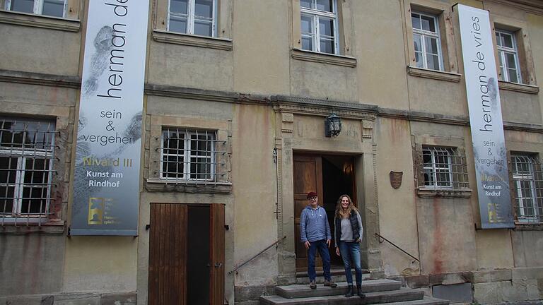 Galerist Thomas Pfarr und Marion Reißner, Mitarbeiterin von herman de vries, vor Haus Nivard. Galerist Thomas Pfarr und Marion Reißner, Mitarbeiterin von herman de vries, vor Haus Nivard.