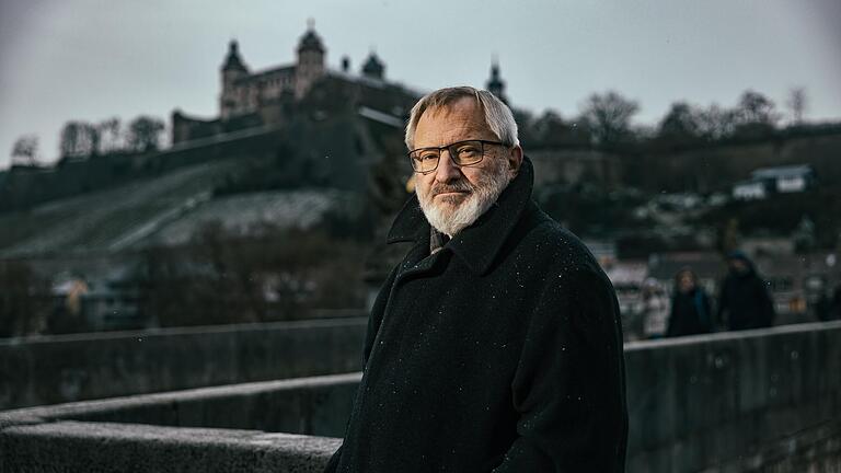 Günter Huth auf der Alten Mainbrücke. Der Würzburger Autor setzt seine Heimatstadt gekonnt als Kulisse seiner Krimis ein.