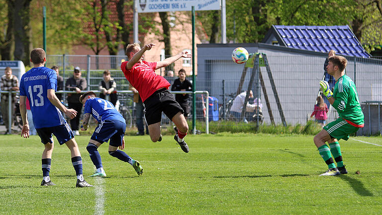 Fast ein Treffer: Dominik Popp verpasst hier per Kopf die Führung für seine FT Schweinfurt im Derby beim TSV Gochsheim. TSV-Keeper Jan Deppert (rechts) wäre machtlos gewesen. Fast ein Treffer: Dominik Popp verpasst hier per Kopf die Führung für seine FT Schweinfurt im Derby beim TSV Gochsheim. TSV-Keeper Jan Deppert (rechts) wäre machtlos gewesen.