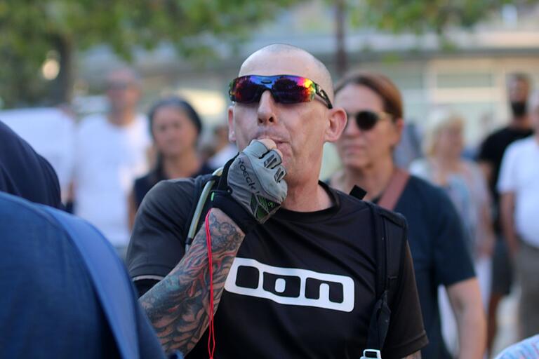 Neonazikader Klaus M. aus dem Landkreis Kitzingen störte die Wahlkampfveranstaltung der Grünen auf dem Schweinfurter Georg-Wichtermann-Platz massiv. Neonazikader Klaus M. aus dem Landkreis Kitzingen störte die Wahlkampfveranstaltung der Grünen auf dem Schweinfurter Georg-Wichtermann-Platz massiv.