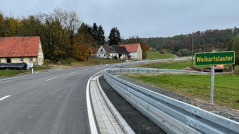 Die Durchfahrt durch den Weiler Weikartslauter, Gemeinde Kirchlauter, wo umfangreiche Beweissicherungen und Grenzregelungen zu tätigen waren. Die Durchfahrt durch den Weiler Weikartslauter, Gemeinde Kirchlauter, wo umfangreiche Beweissicherungen und Grenzregelungen zu tätigen waren.