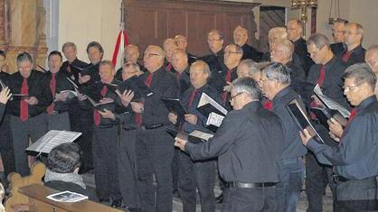 Dass über 30 Männerkehlen Weihnachtslieder auch zart und getragen singen können, bewies der Gesangverein Sängerkranz mit seinen drei Liedbeiträgen unter der Leitung seiner Chorleiterin Anja Jäger. Dass über 30 Männerkehlen Weihnachtslieder auch zart und getragen singen können, bewies der Gesangverein Sängerkranz mit seinen drei Liedbeiträgen unter der Leitung seiner Chorleiterin Anja Jäger.