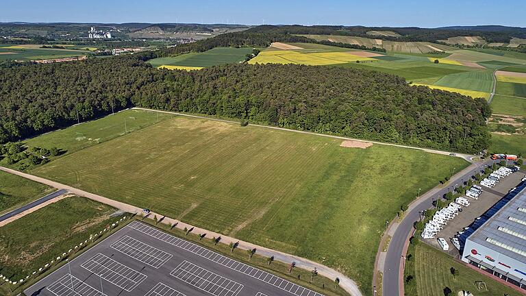 Auf diesem Grundstück am Almosenberg in Wertheim-Bettingen soll der neue Betrieb von Warema entstehen. Rechts davon liegt das Gelände von Hymer, hinten links am Horizont ist das Lengfurter Zementwerk zu erkennen. Auf diesem Grundstück am Almosenberg in Wertheim-Bettingen soll der neue Betrieb von Warema entstehen. Rechts davon liegt das Gelände von Hymer, hinten links am Horizont ist das Lengfurter Zementwerk zu erkennen.