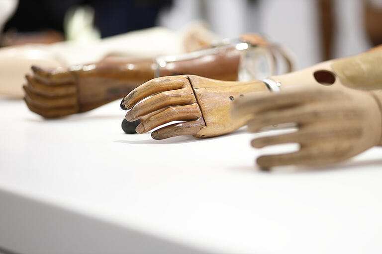 Zum Greifen, Tasten, Fühlen? Hände und Finger zu ersetzen ist schwierig. Zum Greifen, Tasten, Fühlen? Hände und Finger zu ersetzen ist schwierig.