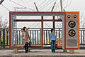 Warten. Waiting – Menschen an Haltestellen. People in Transit