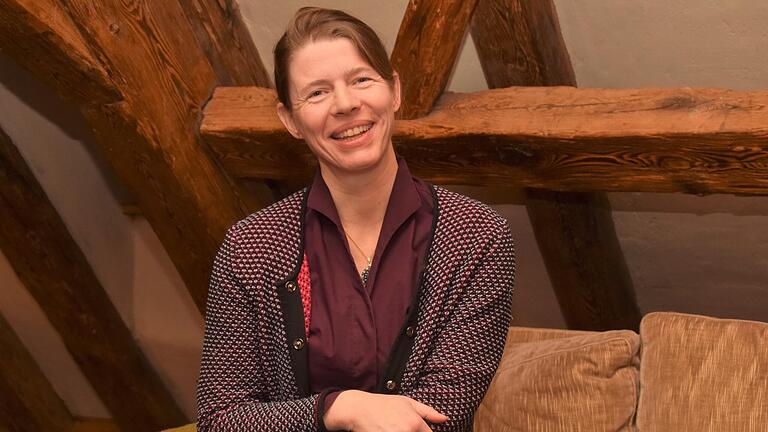 Esther Zeiher bekommt die Pfarrstelle Kitzingen III mit Hohenfeld übertragen. Esther Zeiher bekommt die Pfarrstelle Kitzingen III mit Hohenfeld übertragen.