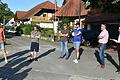 Bürgermeister Klaus Schenk (Zweiter von rechts) erklärte den Gemeinderätinnen und -räten die Situation in der Schulstraße in Traustadt.