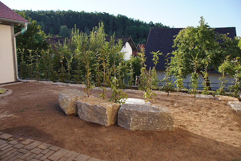 Auch der Platz zwischen Backhaus und Gemeinschaftshaus wurde gestaltet. Wenn die Hainbuchenhecke gut angewachsen ist, wird sie sicherlich einen lauschigen Sitzplatz bieten. Auch der Platz zwischen Backhaus und Gemeinschaftshaus wurde gestaltet. Wenn die Hainbuchenhecke gut angewachsen ist, wird sie sicherlich einen lauschigen Sitzplatz bieten.