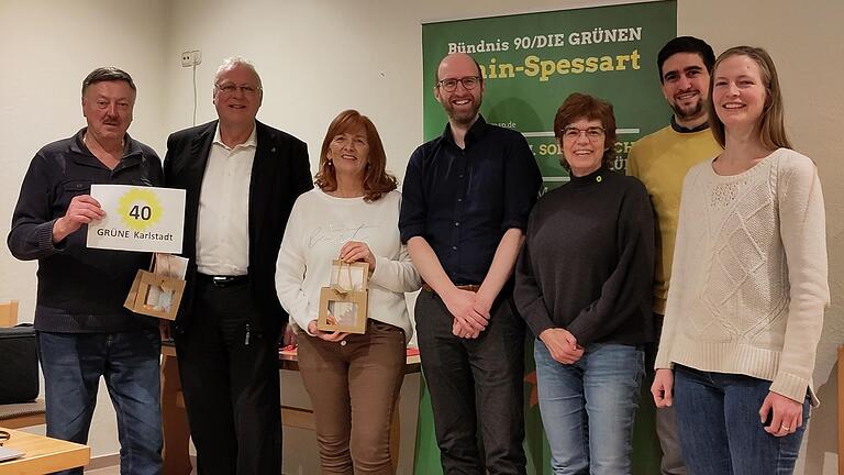 40 Jahre Ortsverband Die Grünen Karlstadt (von links): Walter Gleichmann (Ortsvorstandsmitglied), Gerhard Kraft (Kreisvorsitzender), Rita Lother (Kreisschriftführerin), Sebastian Schmidt (Energiegenossenschaft Zellingen), Karin Pecher (Ortsvorstandsmitglied und Kreisschatzmeisterin), Jonas Rodi und&nbsp; Magdalena Eder (beide Ortsvorstandsmitglieder).