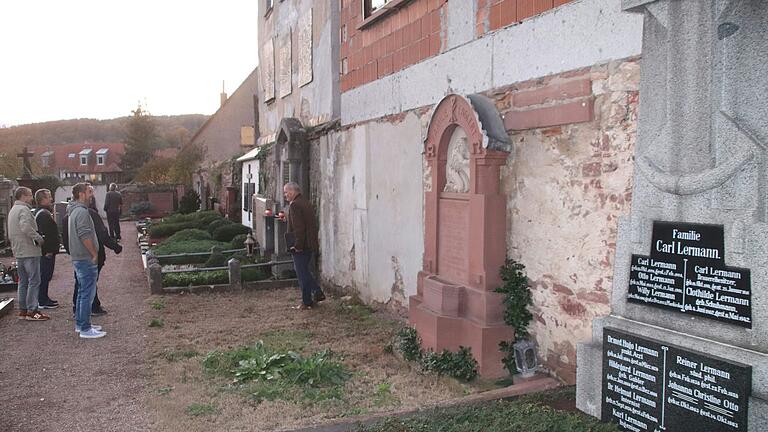 Der Marktheidenfelder Bauausschuss begutachtete die Friedhofsmauer.&nbsp;