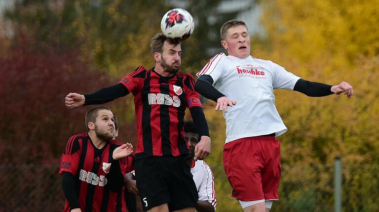 Das Kopfballspiel und der Kampfgeist zählen zu den großen Stärken von Mathias Leicht (am Ball).