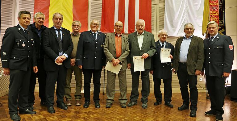 Vereinsehrungen 50, 60 und 70 Jahre Mitgliedschaft beim  Feuerwehrverein Veitshöchheim (von links) Kommandant Robert Röhm, Heinrich Pfeuffer, Georg Weißenberger, Franz Rügamer, Herbert Götz, Kurt Scheuring, Ludwig Kneitz, Karl Rügamer, Egon Röhm und Vereinsvorsitzender Werner Heß.