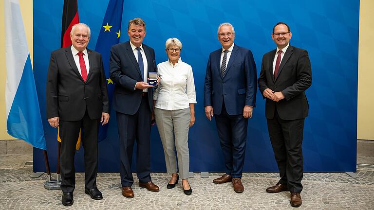 Bayerns Innenminister Joachim Herrmann (zweiter von rechts) zeichnete den Karlstadter Stadtrat Harald Schneider (zweiter von links) mit der&nbsp; Bayerischen Staatsmedaille 'Stern der Sicherheit' aus. Bürgermeister Michael Hombach (rechts) und der stellvertretende Landrat Manfred Goldkuhle (links) gratulierten.