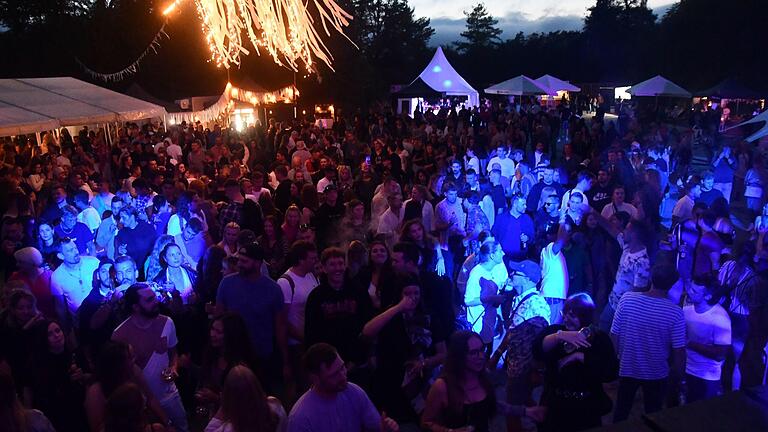 Feiern bis zum Abwinken bei La Cantera in Strahlungen. Die 1000er-Marke an Partyleuten wurde beim vierten Anlauf des Festivals geknackt.