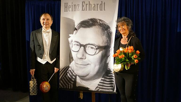 Christoph Ackermann brachte Heinz Erhardt auch den Jüngeren im Publikum nahe. Begrüßt wurden die Besucher von Renate Blenk, Vorsitzende des Vereins Kulturbühne Alte Kirche Schonungen.&nbsp;