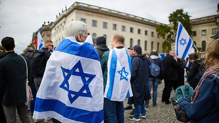 Jahrestag 7. Oktober 2023 – Berlin       -  In Mitte äußerten sich Demonstranten pro Israel