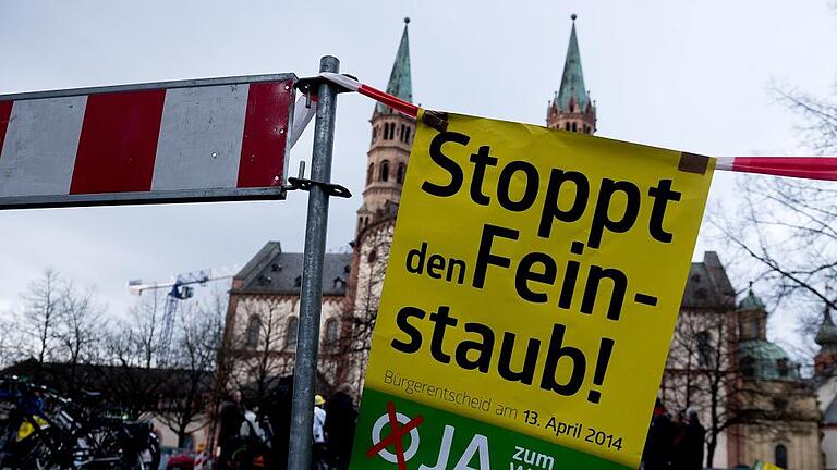 Demonstration gegen Feinstaubbelastung       -  Das war bereits im Dezember 2014: Um die 40 Personen demonstrierten am Paradeplatz gegen die Feinstaubbelastung in der Stadt. Die Protestierenden forderten unter anderem Temp 30 in der Innenstadt.