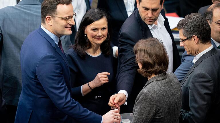 Gesundheitsminister Jens Spahn (CDU) und seine Fraktionskollegin Gitta Connemann geben bei der Sitzung des Bundestages ihre Stimmkarten ab.