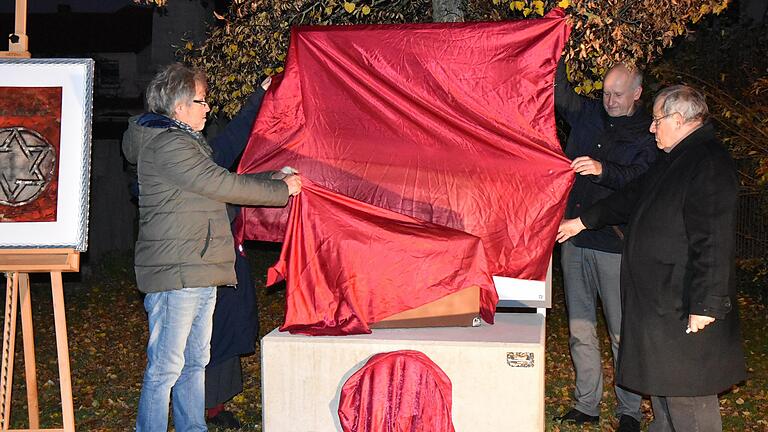 Gemeinsam mit Künstler Hannes Betz, Pfarrerin Doris Otminghaus und Pfarrer i. R. Siegfried Vogt , enthüllte Knetzgaus Bürgermeister Stefan Paulus ein Mahnmal zum Gedenken an die jüdische Gemeinde in Westheim. Gemeinsam mit Künstler Hannes Betz, Pfarrerin Doris Otminghaus und Pfarrer i. R. Siegfried Vogt , enthüllte Knetzgaus Bürgermeister Stefan Paulus ein Mahnmal zum Gedenken an die jüdische Gemeinde in Westheim.