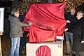 Gemeinsam mit Künstler Hannes Betz, Pfarrerin Doris Otminghaus und Pfarrer i. R. Siegfried Vogt , enthüllte Knetzgaus Bürgermeister Stefan Paulus ein Mahnmal zum Gedenken an die jüdische Gemeinde in Westheim.