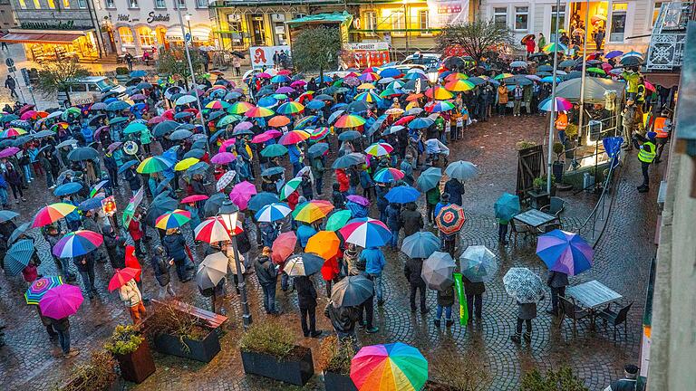 Ein buntes Bild bot sich am Donnerstagabend bei der Mahnwache für Demokratie auf dem Hammelburger Marktplatz. Ein buntes Bild bot sich am Donnerstagabend bei der Mahnwache für Demokratie auf dem Hammelburger Marktplatz. 