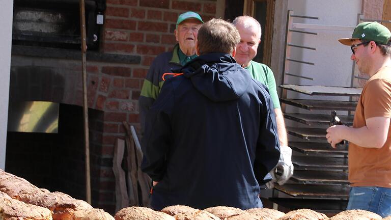 Erfahrene Helfer leisteten Akkordarbeit beim Brotbacken im neuen Schlossbackhäusle. Den ersten Laib erhielten Sponsoren und Ehrenamtliche gratis. - Erfahrene Helfer leisteten Akkordarbeit beim Brotbacken im neuen Schlossbackhäusle. Den ersten Laib erhielten Sponsoren und Ehrenamtliche gratis. Erfahrene Helfer leisteten Akkordarbeit beim Brotbacken im neuen Schlossbackhäusle. Den ersten Laib erhielten Sponsoren und Ehrenamtliche gratis. - Erfahrene Helfer leisteten Akkordarbeit beim Brotbacken im neuen Schlossbackhäusle. Den ersten Laib erhielten Sponsoren und Ehrenamtliche gratis.