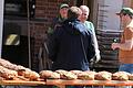 Erfahrene Helfer leisteten Akkordarbeit beim Brotbacken im neuen Schlossbackhäusle. Den ersten Laib erhielten Sponsoren und Ehrenamtliche gratis.       -  Erfahrene Helfer leisteten Akkordarbeit beim Brotbacken im neuen Schlossbackhäusle. Den ersten Laib erhielten Sponsoren und Ehrenamtliche gratis.